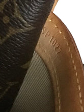 Load image into Gallery viewer, AUTHENTIC Louis Vuitton Reporter PM Monogram PREOWNED (WBA851)