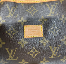 Load image into Gallery viewer, AUTHENTIC Louis Vuitton Saumur 30 Monogram Crossbody PREOWNED (WBA516)