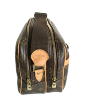 Load image into Gallery viewer, AUTHENTIC Louis Vuitton Reporter PM Monogram PREOWNED (WBA851)