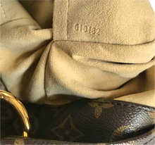 Load image into Gallery viewer, AUTHENTIC Louis Vuitton Artsy Monogram MM PREOWNED (WBA724)