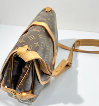 Load image into Gallery viewer, AUTHENTIC Louis Vuitton Saumur 30 Monogram Crossbody PREOWNED (WBA516)