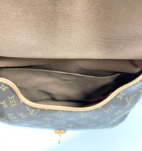 Load image into Gallery viewer, AUTHENTIC Louis Vuitton Saumur 30 Monogram Crossbody PREOWNED (WBA516)