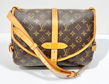 Load image into Gallery viewer, AUTHENTIC Louis Vuitton Saumur 30 Monogram Crossbody PREOWNED (WBA516)