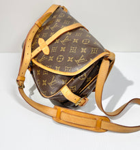 Load image into Gallery viewer, AUTHENTIC Louis Vuitton Saumur 30 Monogram Crossbody PREOWNED (WBA516)