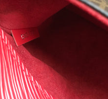 Load image into Gallery viewer, AUTHENTIC  Louis Vuitton Saint Michel Bag PREOWNED (WBA1468)