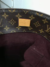 Load image into Gallery viewer, AUTHENTIC Louis Vuitton Melie Monogram PREOWNED (WBA1193)