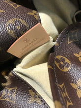 Load image into Gallery viewer, AUTHENTIC Louis Vuitton Artsy Monogram MM PREOWNED (WBA956)