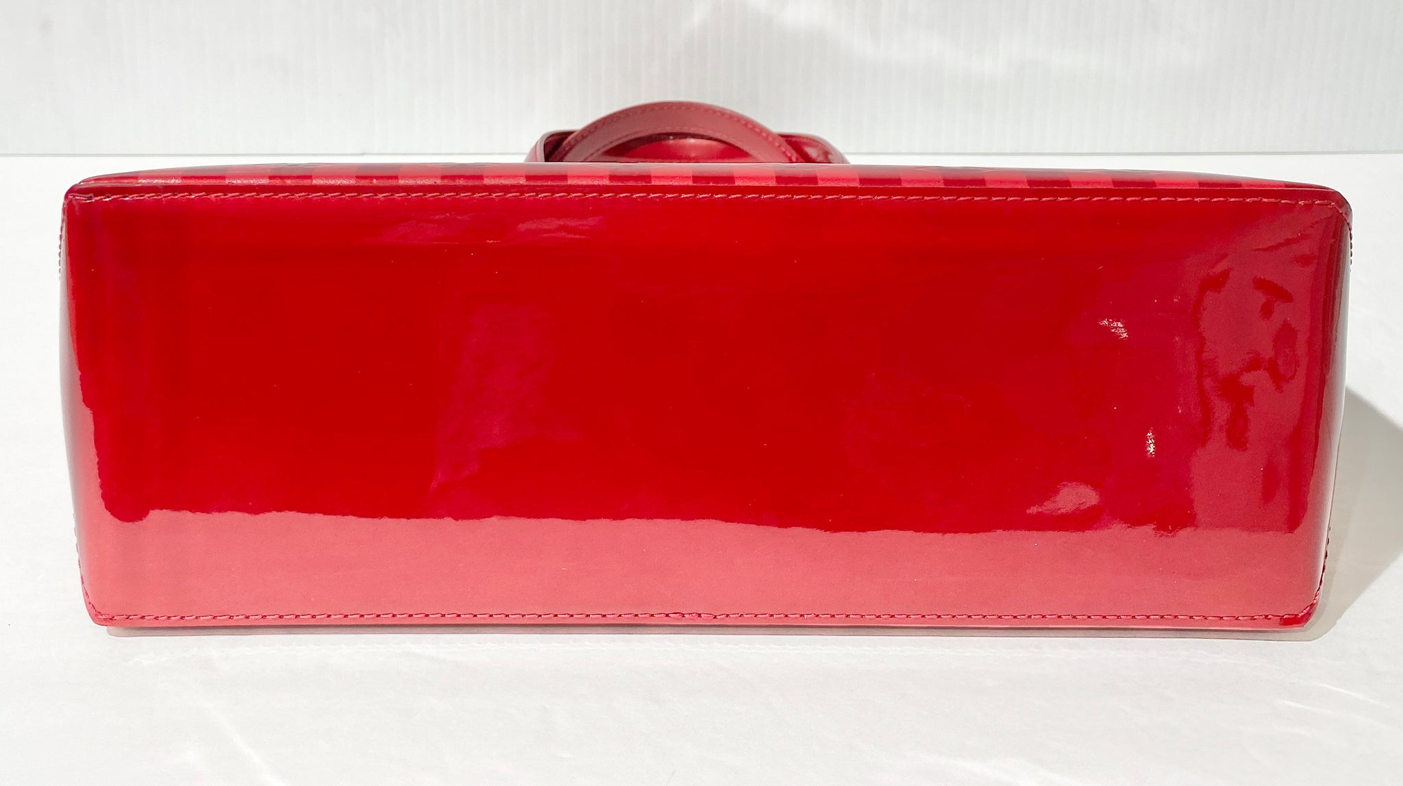 Lot 681 - A Louis Vuitton Red vernis leather Wilshire