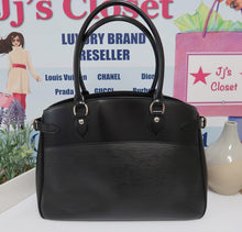 Load image into Gallery viewer, AUTHENTIC Louis Vuitton Passy GM PREOWNED (WBA171)