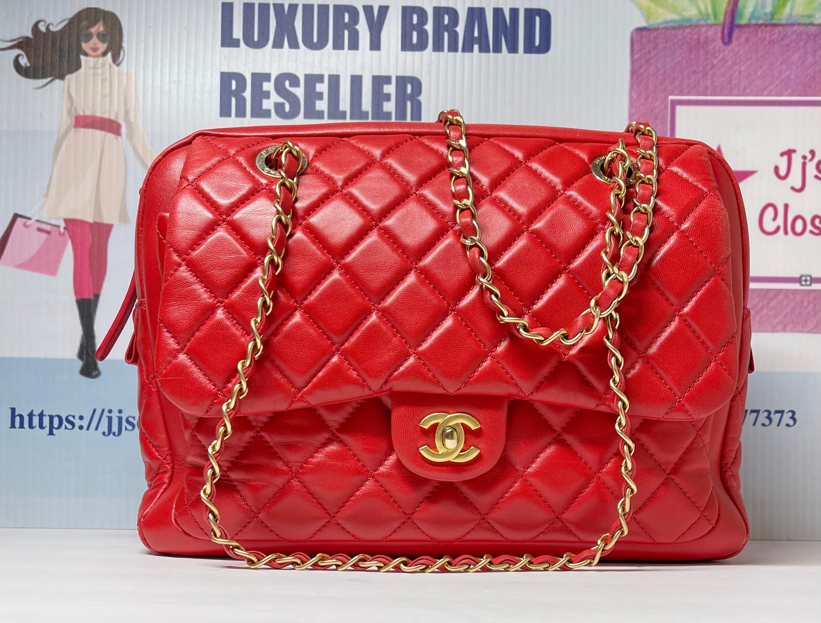 AUTHENTIC CHANEL Quilted Lambskin Camera Bag Red PREOWNED (WBA377)