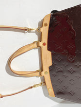 Load image into Gallery viewer, AUTHENTIC Louis Vuitton Brea Vernis Amarante MM PREOWNED (WBA264)