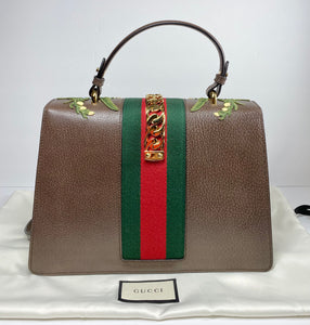 AUTHENTIC Gucci Medium Sylvie Top Handle Bag PREOWNED (WBA328)