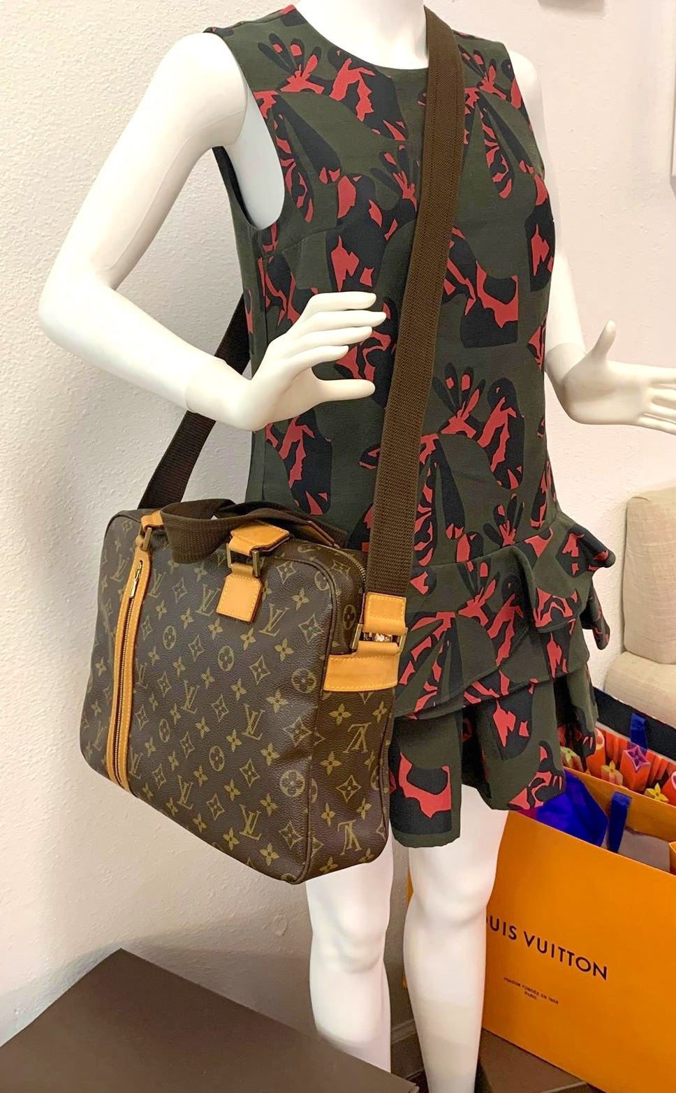 LOUIS VUITTON SAC BOSPHORE/BRIEFCASE, monogram canvas with brass hardware,  adjustable fabric shoulder strap, top zip pocket, two top handles, fabric  lining, front external zip pocket with dust bag, 34cm x 8cm x