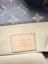 Load image into Gallery viewer, AUTHENTIC Louis Vuitton Artsy Monogram MM PREOWNED (WBA375)