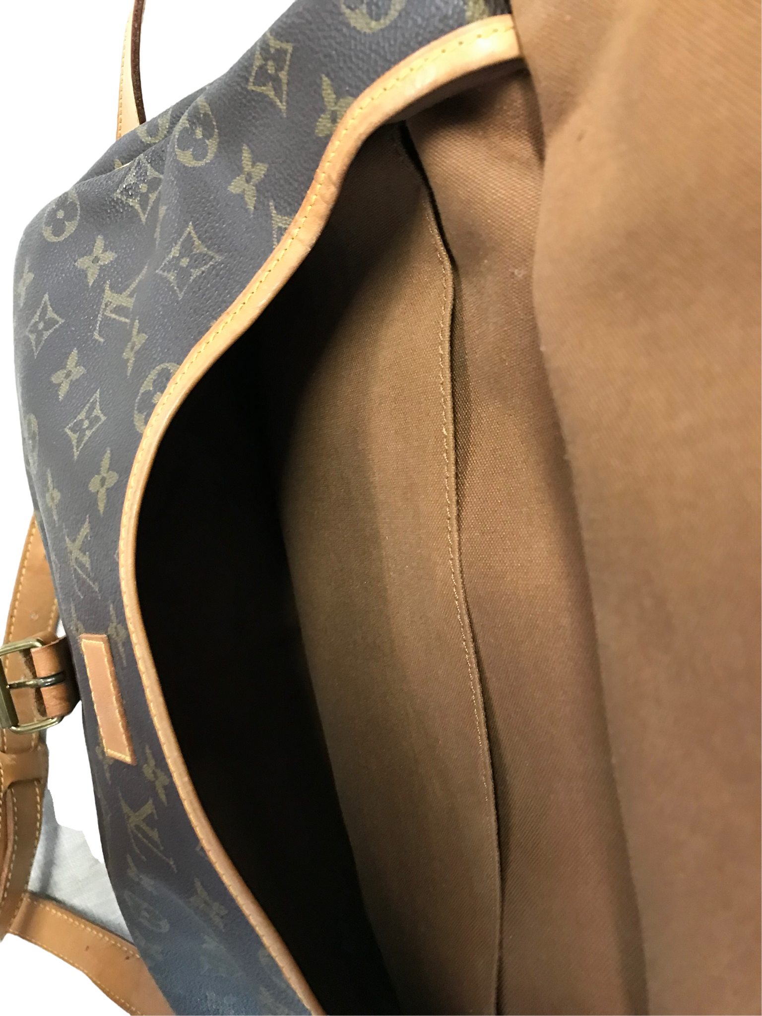 Authentic vintage louis vuitton saumur 35 saddle bag In Very Good Condition.