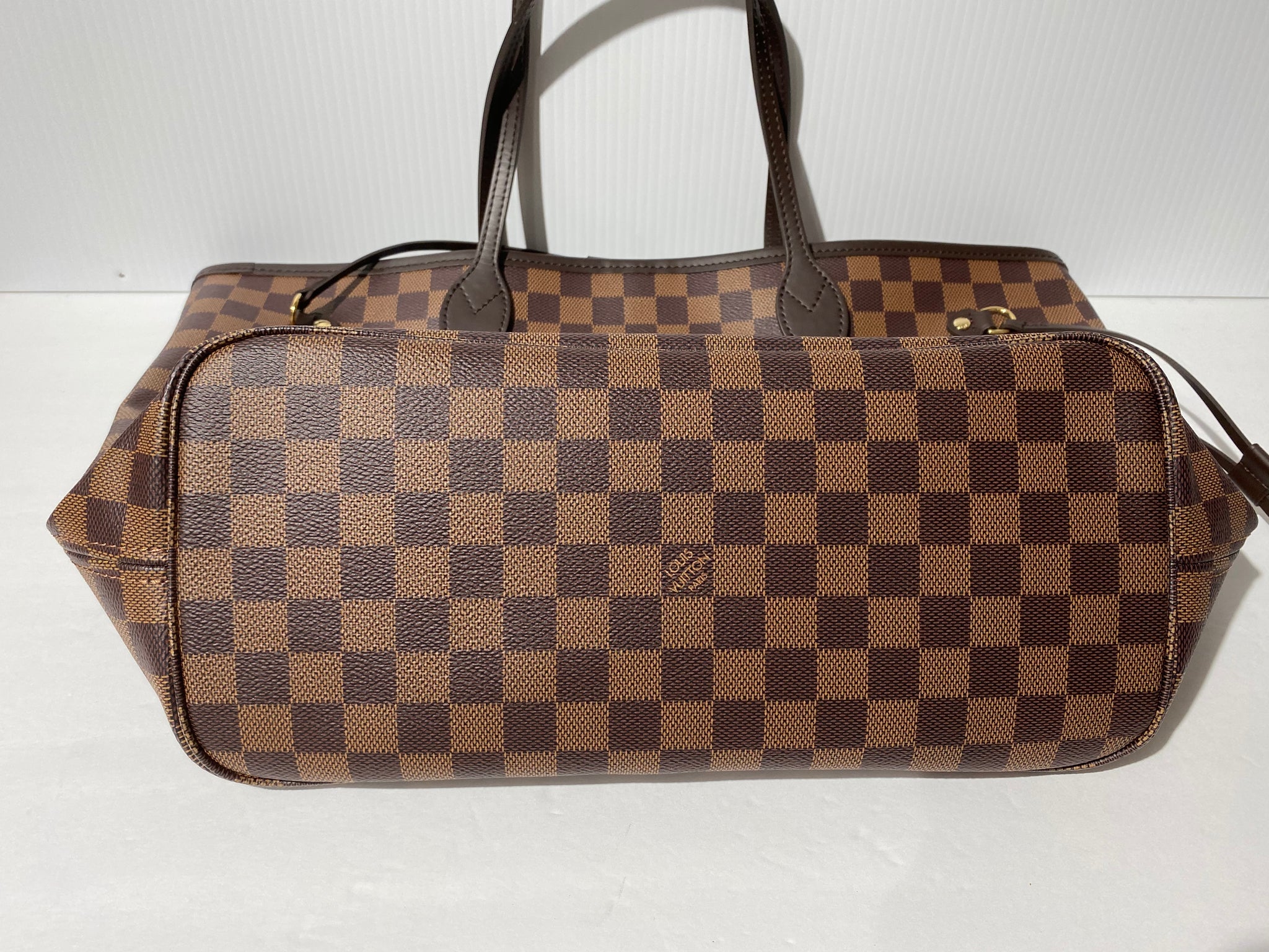 LV MM Neverfull. Fits basic everyday essentials and one 8 pound cat. :  r/handbags